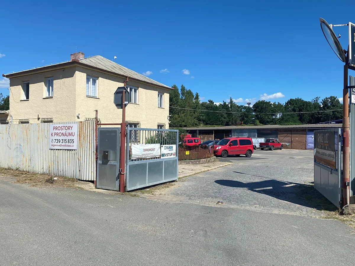 Pronájem komerčního pozemku 200 m²